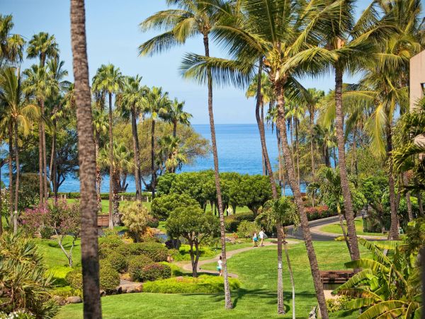 Luxury Two-Bedroom Loft in South Kihei - Ocean Views & Family Amenities