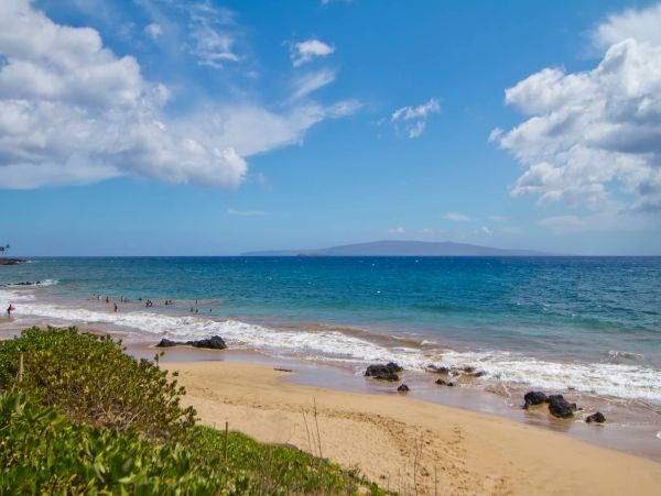 Luxury Two-Bedroom Loft in South Kihei - Ocean Views & Family Amenities