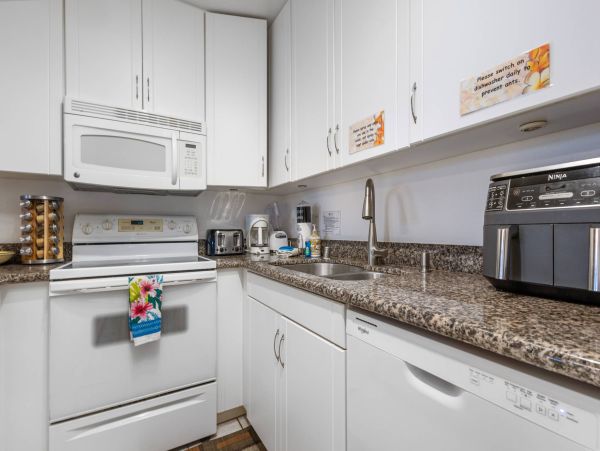 Luxury Two-Bedroom Loft in South Kihei - Ocean Views & Family Amenities