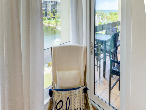 Longboat Key. Vacation Rental Condo Beach Side With Pool