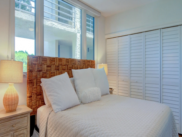 Longboat Key. Vacation Rental Condo Beach Side With Pool