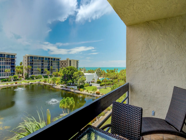 Longboat Key. Vacation Rental Condo Beach Side With Pool