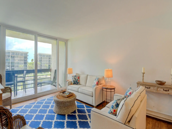 Longboat Key. Vacation Rental Condo Beach Side With Pool