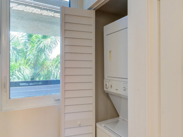Longboat Key. Vacation Rental Condo Beach Side With Pool