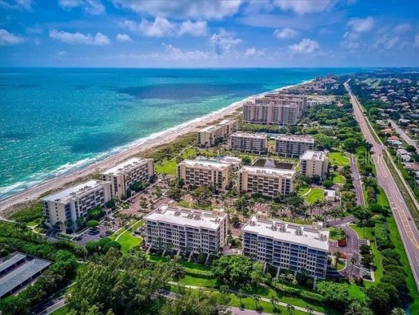 Longboat Key Condo Beachside with Communal Pool Sleeps 4