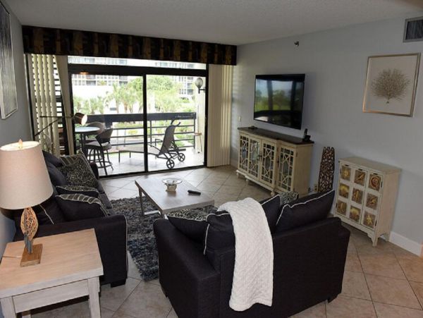 Longboat Key Condo Beachside with Communal Pool Sleeps 4
