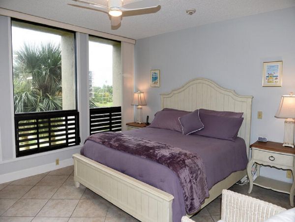 Longboat Key Condo Beachside with Communal Pool Sleeps 4