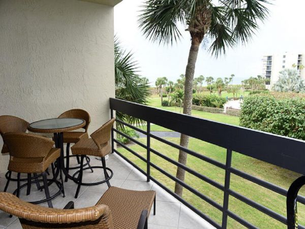 Longboat Key Condo Beachside with Communal Pool Sleeps 4
