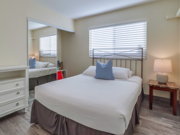 Lovely Ocean Beach Vacation Rental 5 Bedrooms Sleeps 11
