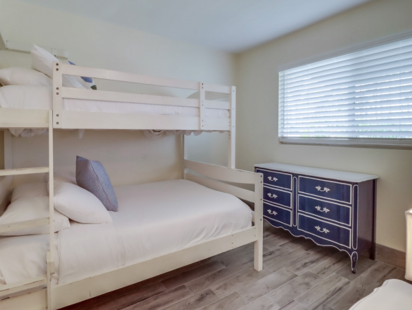 Lovely Ocean Beach Vacation Rental 5 Bedrooms Sleeps 11