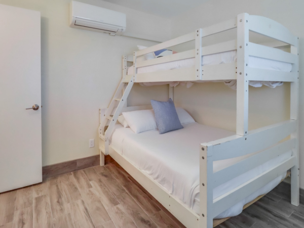 Lovely Ocean Beach Vacation Rental 5 Bedrooms Sleeps 11