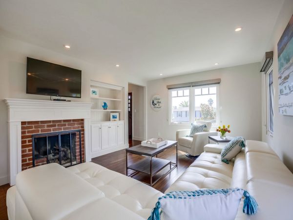 La Jolla Village Three Bedroom Villa