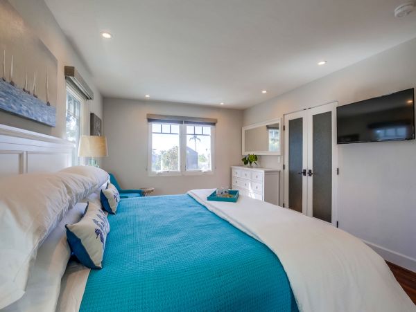 La Jolla Village Three Bedroom Villa