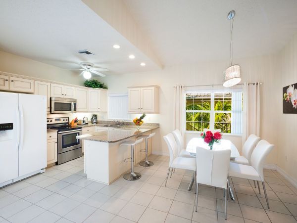 Seven Mile Beach Vacation Condo, Views, Pool Health Facilities