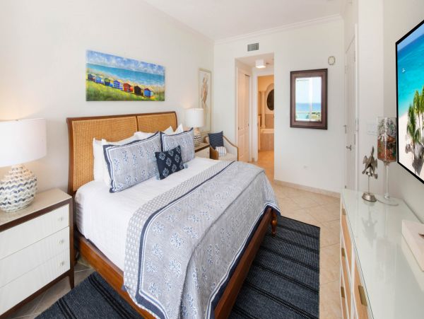 Lovely Third Floor Unit with Amazing Views