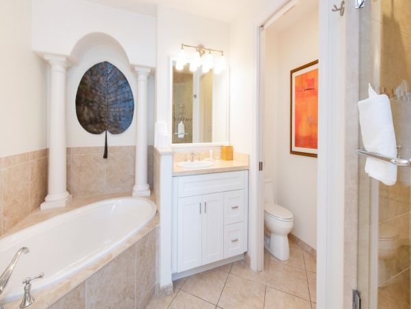 Lovely Third Floor Unit with Amazing Views