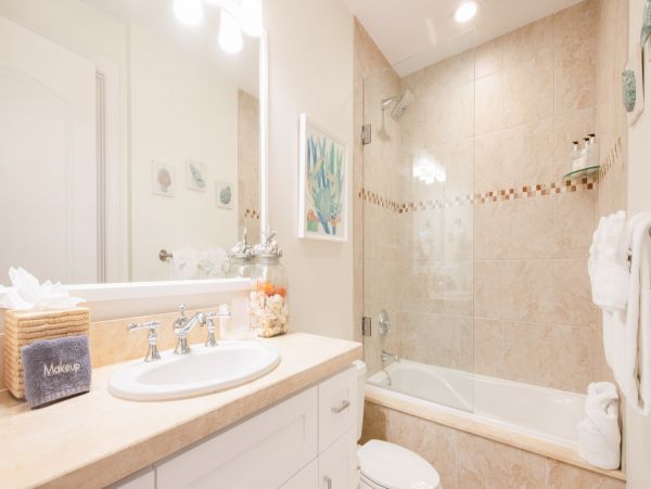 Lovely Third Floor Unit with Amazing Views