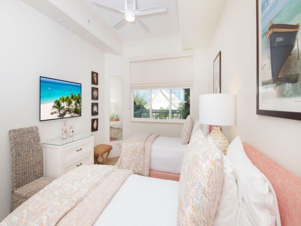 Lovely Third Floor Unit with Amazing Views