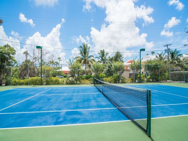 Beautiful Cayman Islands Vacation Condo On Beach with Pool