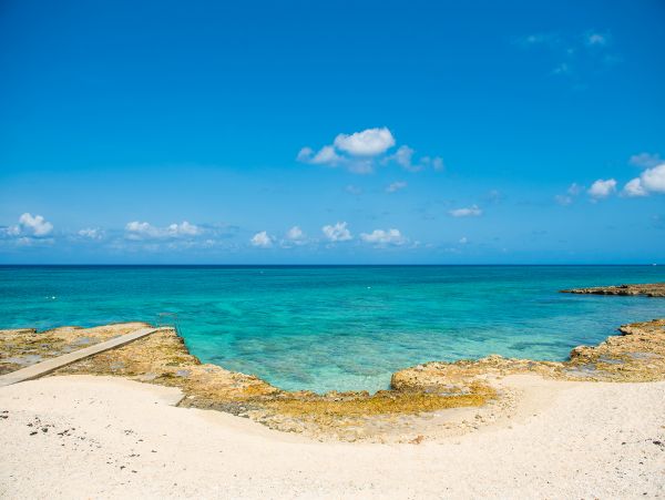 Beautiful Cayman Islands Vacation Condo On Beach with Pool