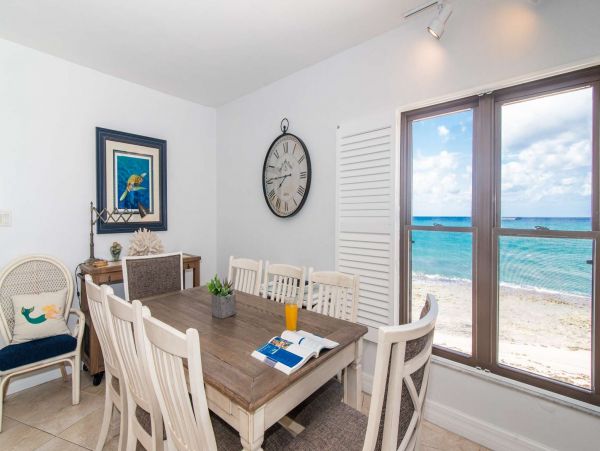 Beautiful Cayman Islands Vacation Condo On Beach with Pool