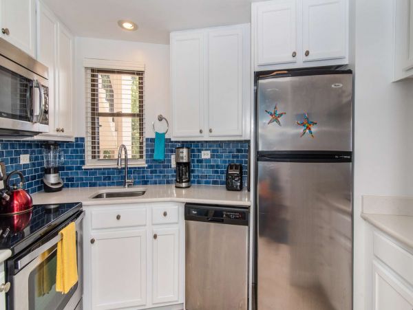 Beautiful Cayman Islands Vacation Condo On Beach with Pool