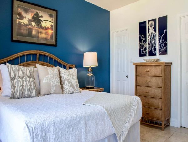 Beautiful Cayman Islands Vacation Condo On Beach with Pool