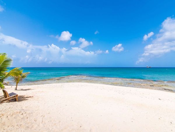 Beautiful Cayman Islands Vacation Condo On Beach with Pool