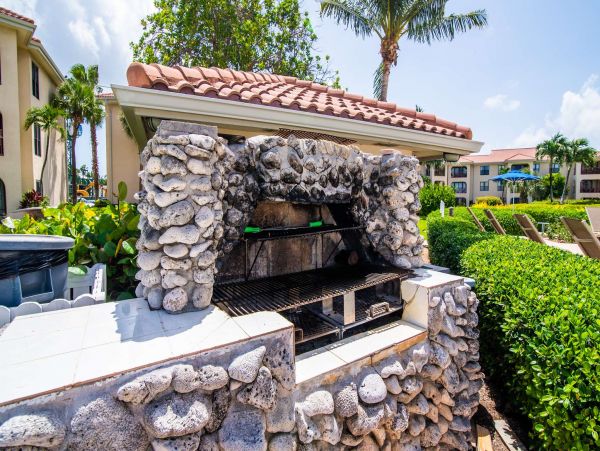 Beautiful Cayman Islands Vacation Condo On Beach with Pool