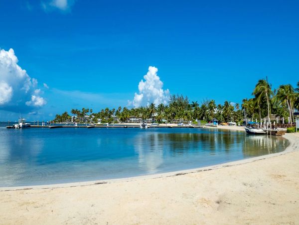 Cayman Islands Beautiful 2 Bedroom Condo Sleeps 6