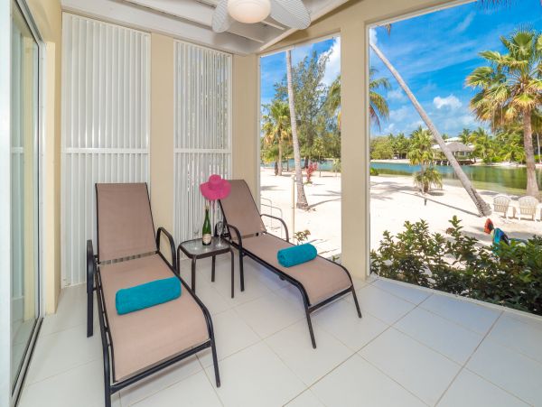Cayman Islands Beautiful 2 Bedroom Condo Sleeps 6