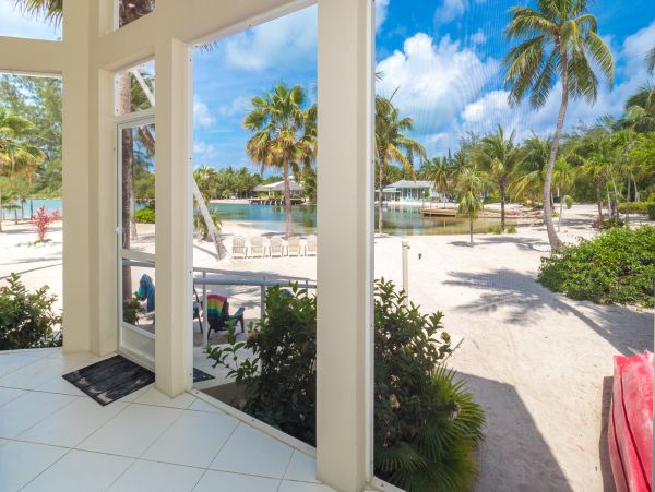 Cayman Islands Beautiful 2 Bedroom Condo Sleeps 6