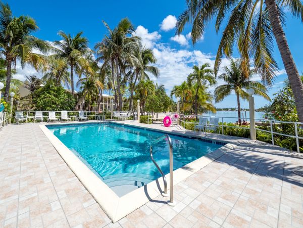 Cayman Islands Beautiful 2 Bedroom Condo Sleeps 6