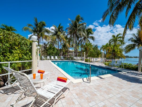 Cayman Islands Beautiful 2 Bedroom Condo Sleeps 6