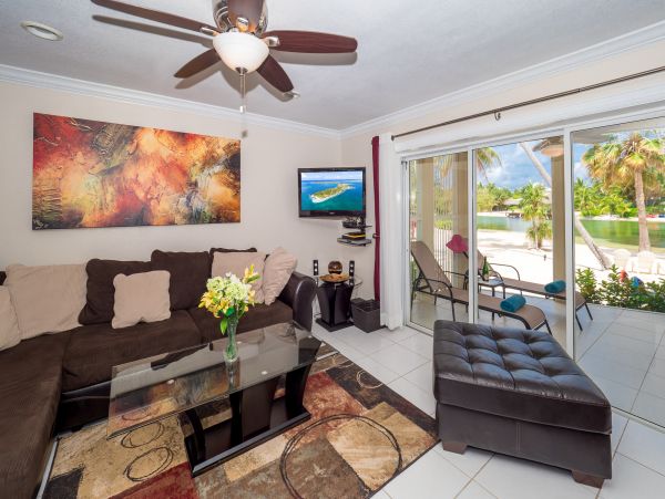 Cayman Islands Beautiful 2 Bedroom Condo Sleeps 6