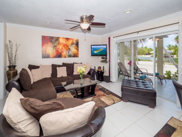 Cayman Islands Beautiful 2 Bedroom Condo Sleeps 6