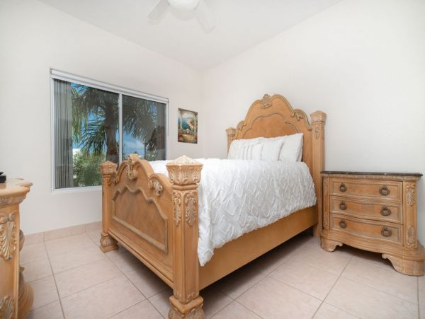 Oceanfront Lovely Vacation Rental in Cayman Islands