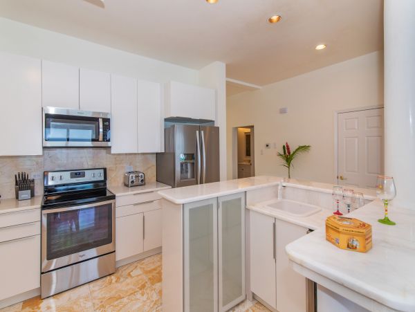 Beachfront Vacation Condo with 3 Bedrooms & Great Views