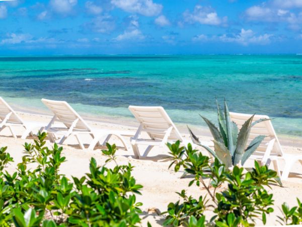 Beautiful Two Bedroom Villa Right on the Beach with Plunge Pool