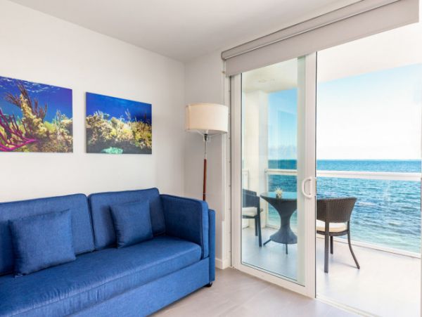 Beautiful Two Bedroom Villa Right on the Beach with Plunge Pool