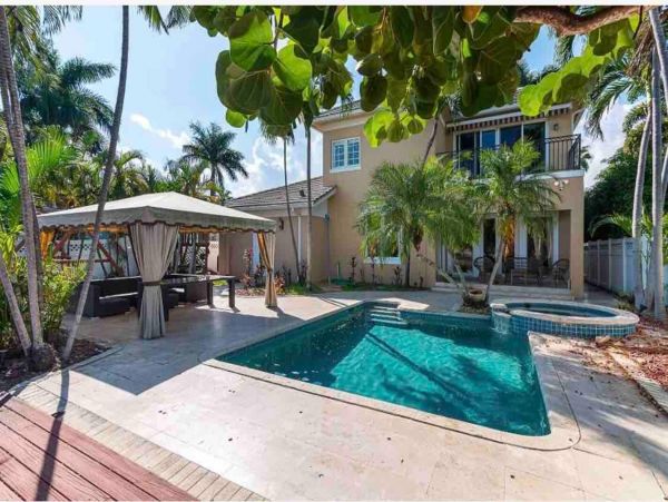 Luxury Lauderdale Isles Waterfront Home – Heated Pool, Dock, & Family Amenities