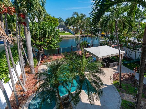 Luxury Lauderdale Isles Waterfront Home – Heated Pool, Dock, & Family Amenities