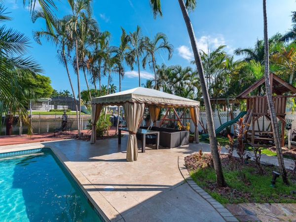 Luxury Lauderdale Isles Waterfront Home – Heated Pool, Dock, & Family Amenities