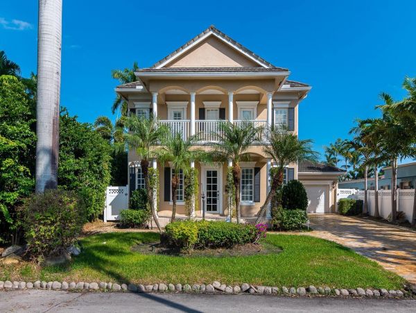Luxury Lauderdale Isles Waterfront Home – Heated Pool, Dock, & Family Amenities