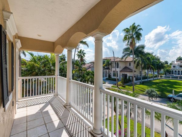 Luxury Lauderdale Isles Waterfront Home – Heated Pool, Dock, & Family Amenities