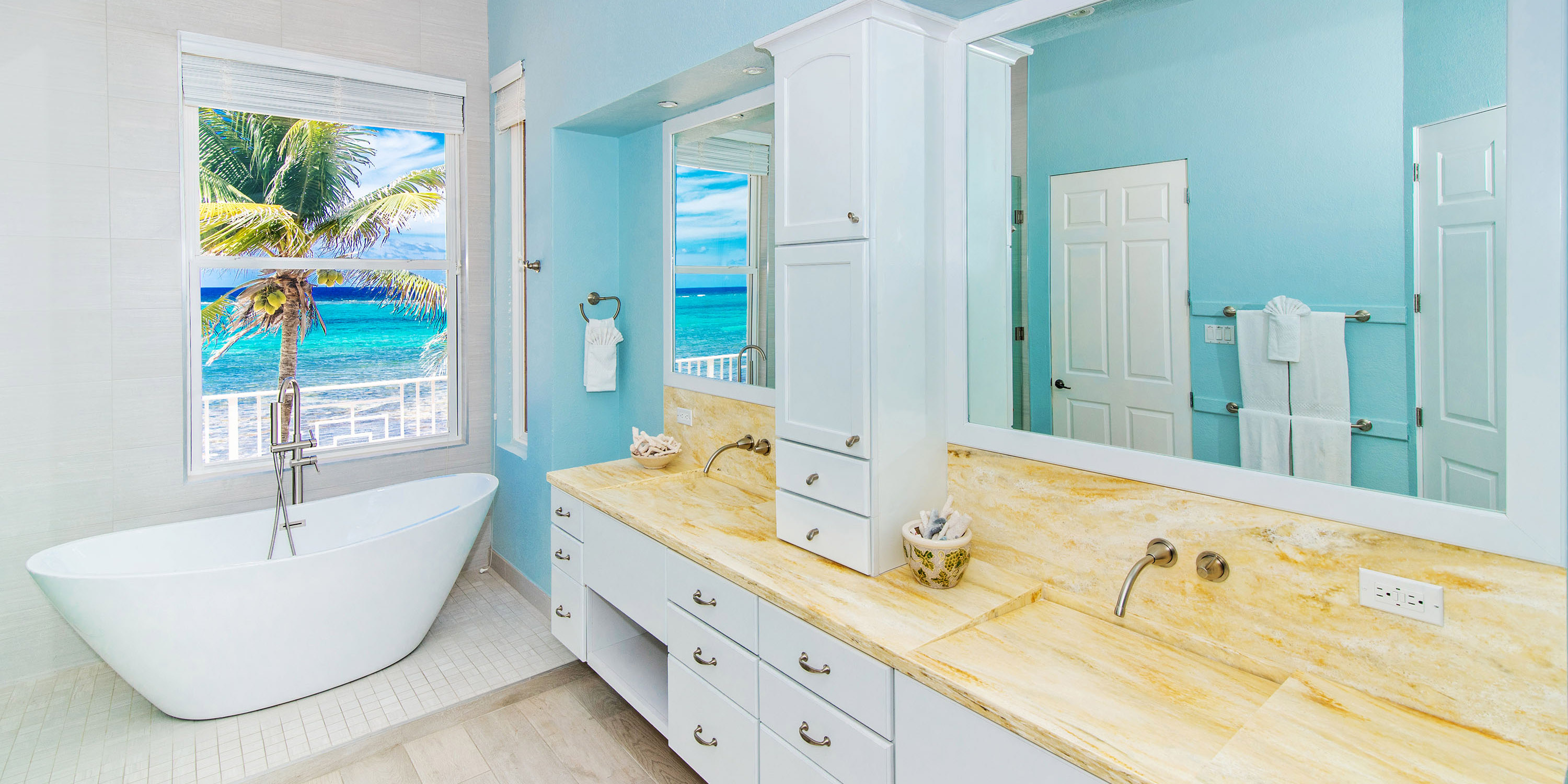 Grand Cayman Beachfront Villa, Sleeps up to 9