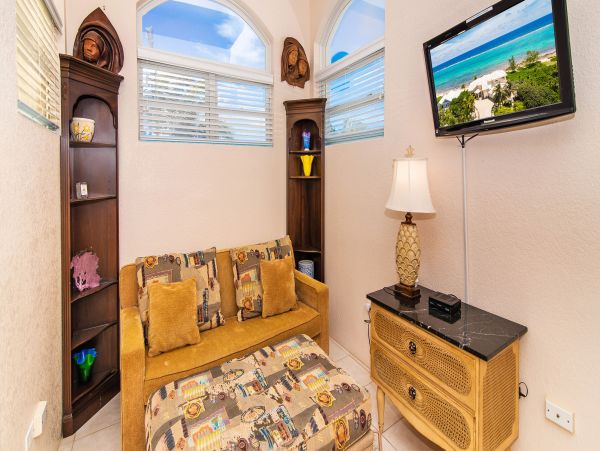 Grand Cayman Beachfront Villa, Sleeps up to 9