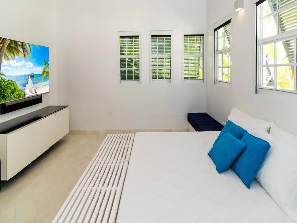 Main House & Separate Guest House Luxury