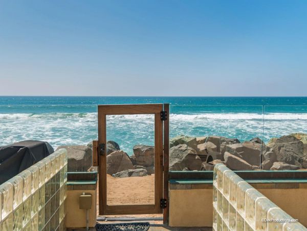 Oceanside Four Bedroom Beachfront Vacation Home Sleeps 10