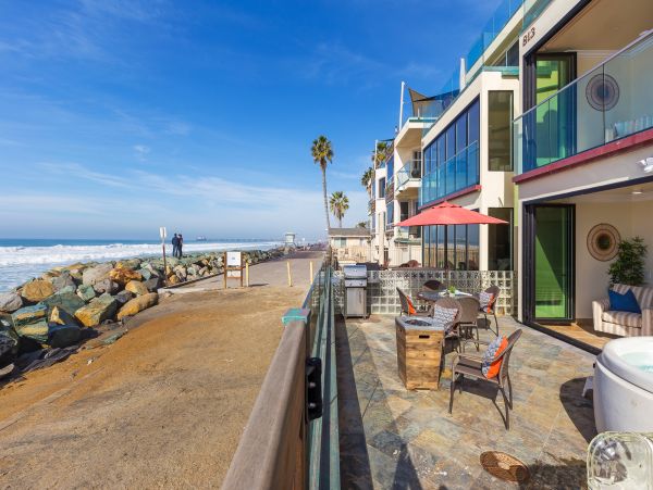 Oceanside Four Bedroom Beachfront Vacation Home Sleeps 10
